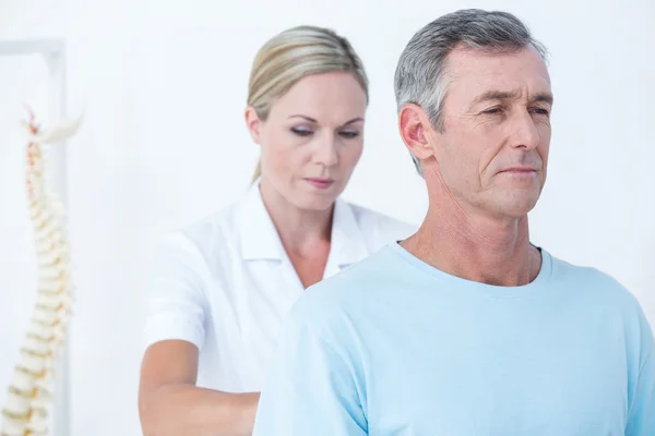 Médico examinando a su paciente —  Fotos de Stock