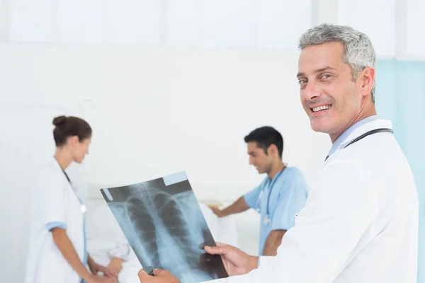 Férfi és női orvosok röntgen vizsgálata — Stock Fotó
