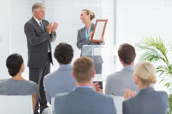 Mooie zakenvrouw ontvangende prijs — Stockfoto