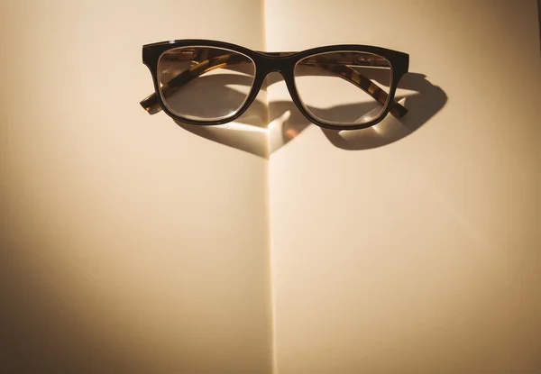 Пустой блокнот с очками для чтения — стоковое фото