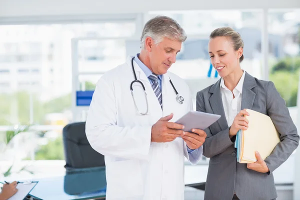 Médico confiante e mulher de negócios bonita discutindo — Fotografia de Stock