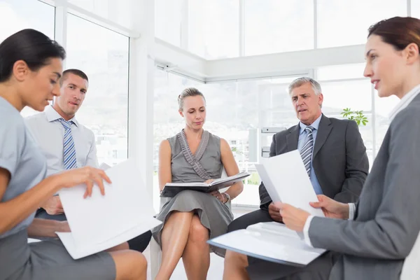 Equipe de negócios sentado em círculo e discutindo — Fotografia de Stock