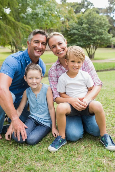 Lycklig familj ler mot kameran — Stockfoto