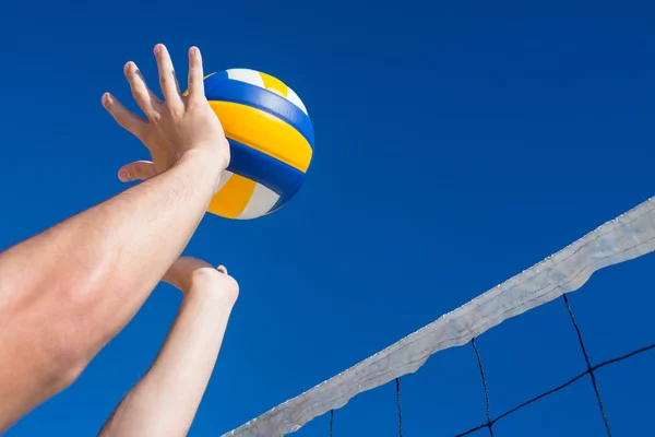 Mann wirft Volleyball über das Netz — Stockfoto