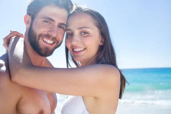 Glückliches Paar umarmt und lächelt in die Kamera — Stockfoto