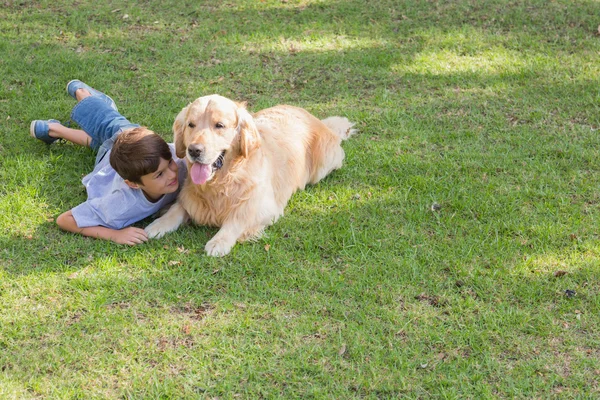 Liten pojke med sin hund i parken — Stockfoto