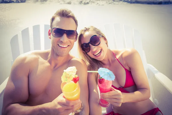 Coppia che si gode un cocktail sulla spiaggia — Foto Stock