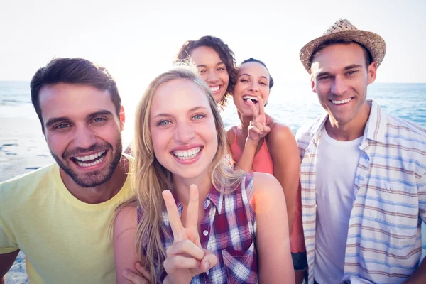 Vrienden plezier op strand — Stockfoto