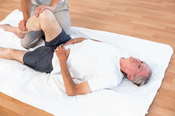 Homem tendo massagem nas pernas — Fotografia de Stock