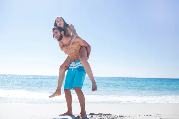 Bello uomo dando maialino indietro per la sua ragazza — Foto Stock