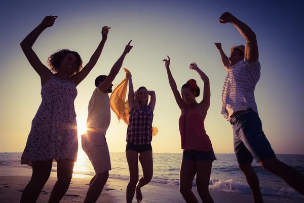 Freunde amüsieren sich am Strand — Stockfoto