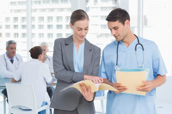 Médecins hommes et femmes avec rapports — Photo