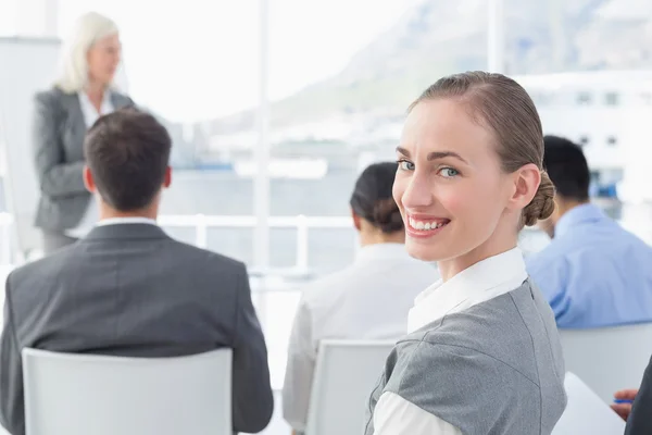 Femme d'affaires regardant la caméra pendant la réunion — Photo