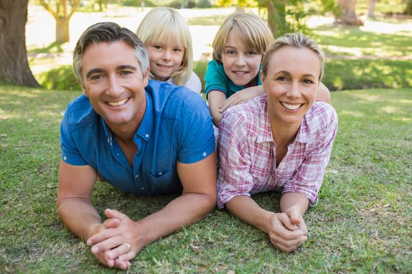 Familia feliz sonriendo a la cámara — Foto de Stock