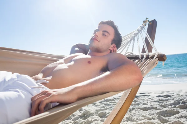 Hombre guapo descansando en la hamaca — Foto de Stock