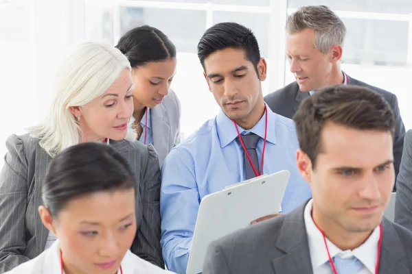 Geschäftsleute hören beim Meeting zu — Stockfoto