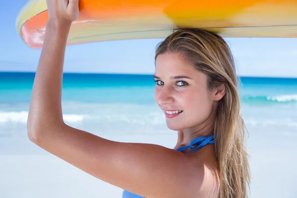 Mulher loira bonita segurando prancha de surf — Fotografia de Stock