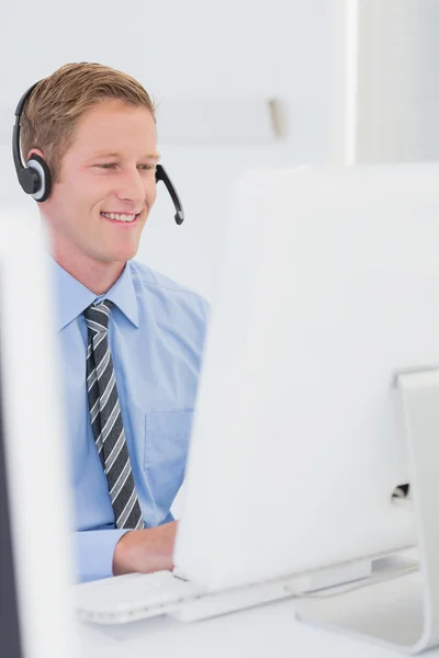 Knappe agent met headset typen op toetsenbord — Stockfoto
