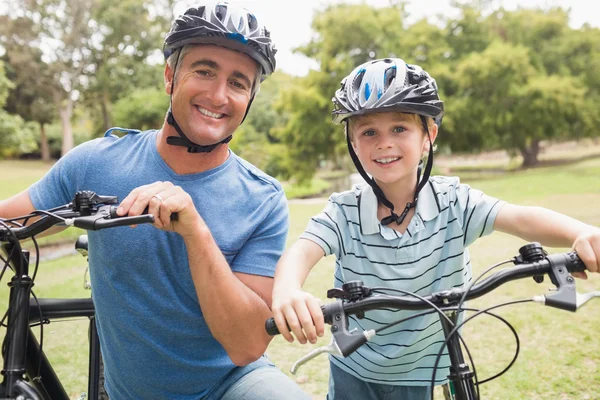 Szczęśliwy ojciec na rowerze z synem — Zdjęcie stockowe