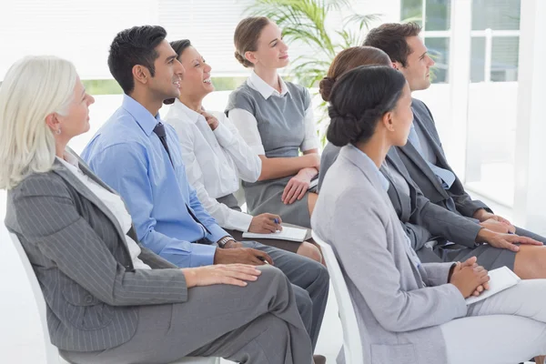 Geschäftsleute hören beim Meeting zu — Stockfoto