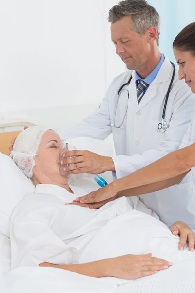 Médico colocando uma máscara de oxigênio — Fotografia de Stock