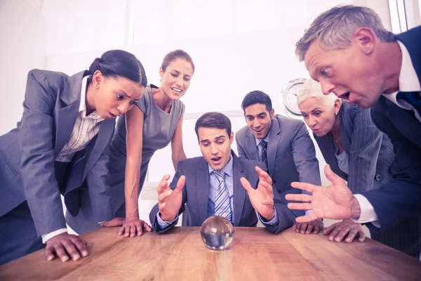 Grupo de hombres de negocios predicen el futuro — Foto de Stock