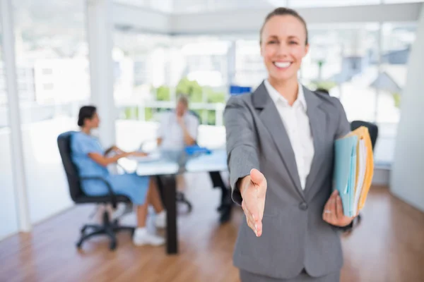 Femme d'affaires souriante se présentant — Photo