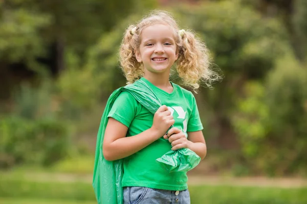 Eco amigável menina sorrindo para a câmera — Fotografia de Stock