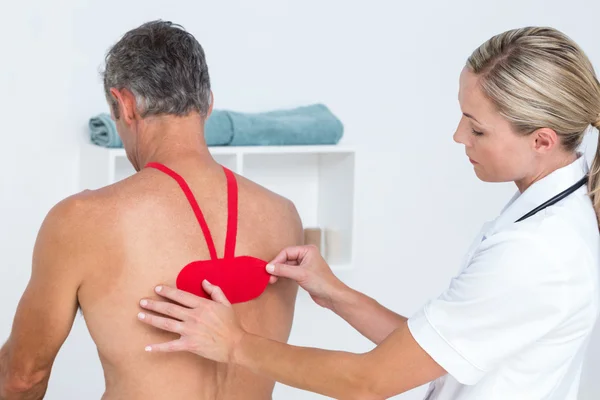 Doctor examining her patient back — Stock Photo, Image