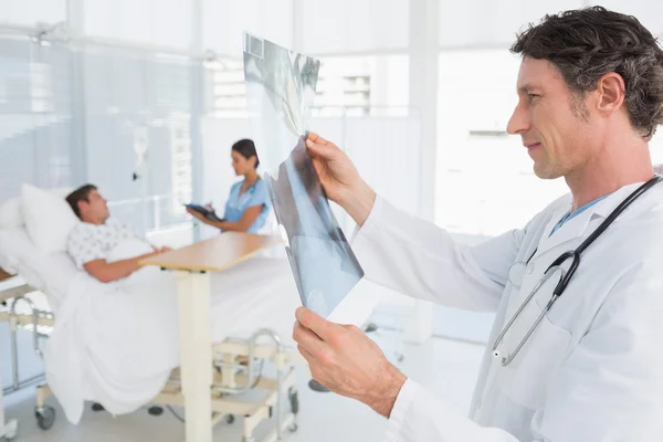 Médico revisando pacientes radiografía —  Fotos de Stock