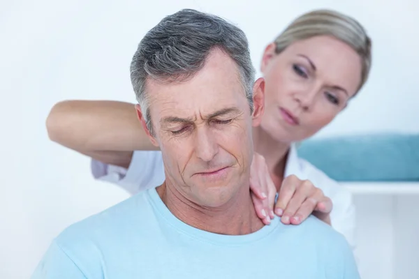 Doctor estirando su paciente cuello — Foto de Stock
