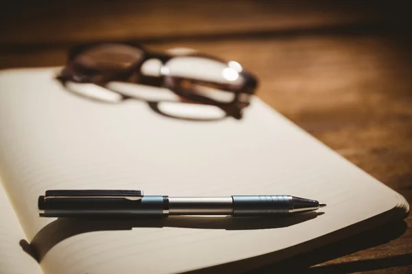 Empty notepad with reading glasses — Stock Photo, Image