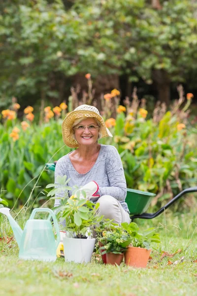 Mutlu büyükanne Bahçe — Stok fotoğraf