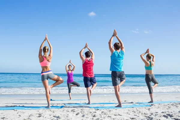 Öğretmenleri ile birlikte yoga yaparken arkadaş — Stok fotoğraf