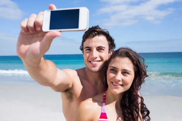 Felice coppia prendendo selfie — Foto Stock