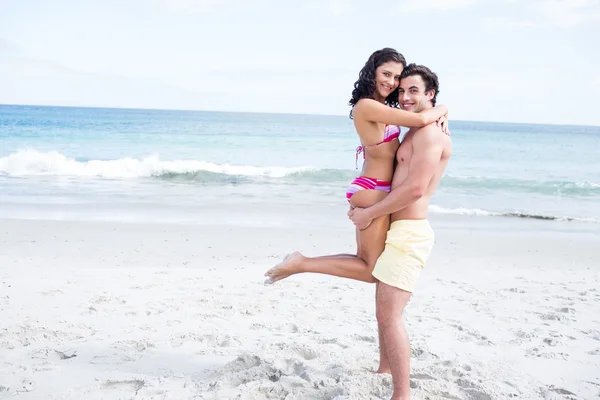 Casal feliz abraçando e olhando para a câmera — Fotografia de Stock