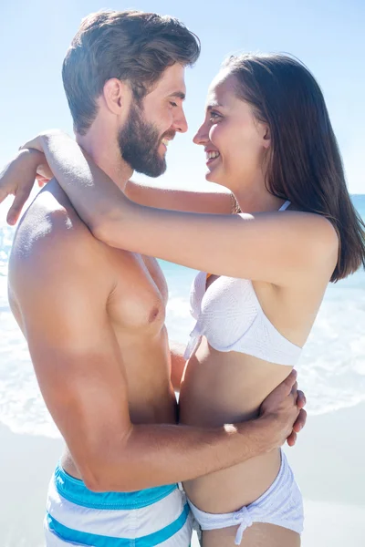 Casal feliz abraçando e sorrindo um para o outro — Fotografia de Stock