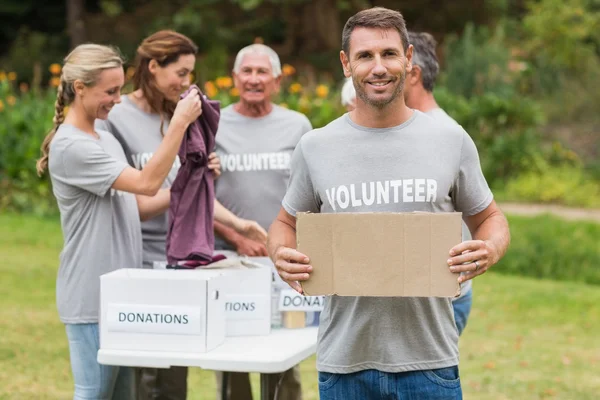 Счастливая семья волонтеров с коробками для пожертвований — стоковое фото