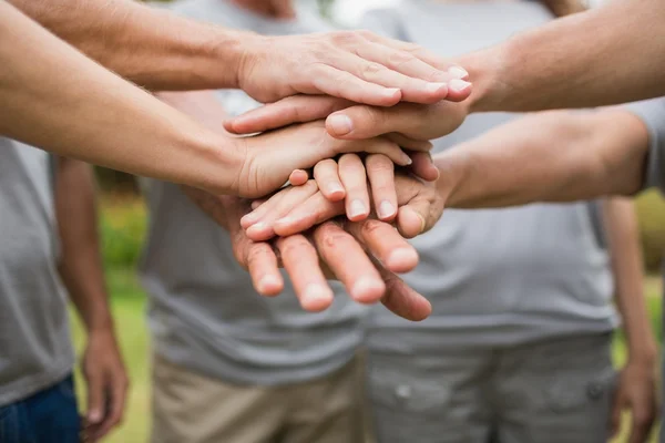 Lycklig volontär familj att sätta händerna ihop — Stockfoto