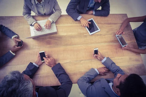 Gente de negocios en reunión con las nuevas tecnologías — Foto de Stock