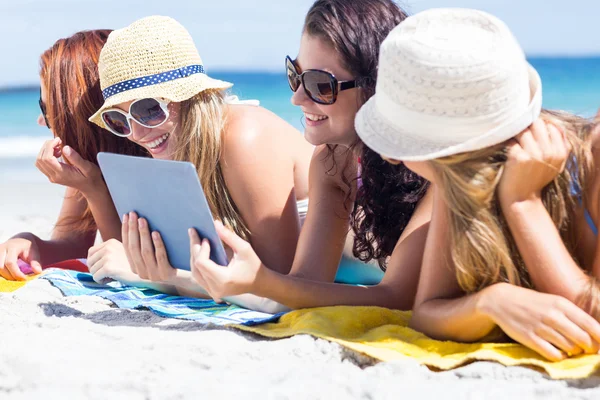 Happy vrienden bril van de zon en het gebruik van Tablet PC — Stockfoto