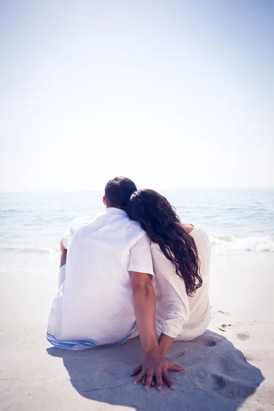 Романтична пара на пляжі — стокове фото
