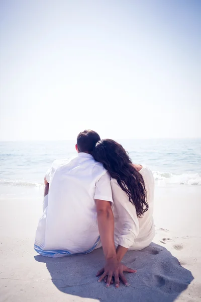 Couple romantique sur la plage — Photo