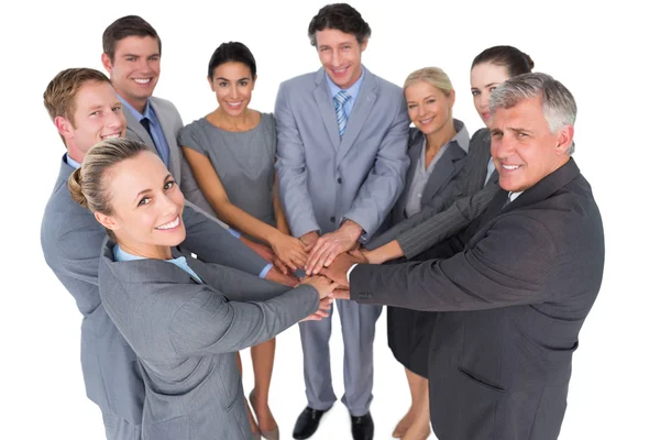 Smiling business team in piedi in cerchio mani insieme — Foto Stock