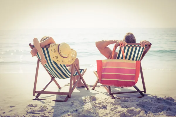 Par koppla av på stranden — Stockfoto