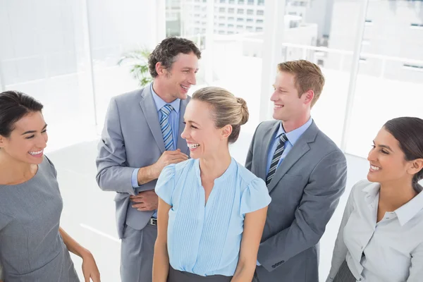 Equipe de negócios feliz sorrindo um para o outro — Fotografia de Stock