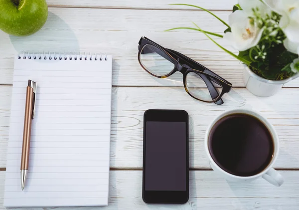 Overhead shot of notepad and smartphone — Stock Photo, Image