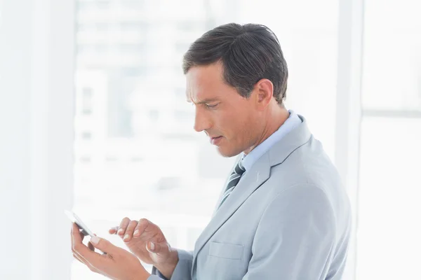 Hombre de negocios concentrado usando tableta pc — Foto de Stock