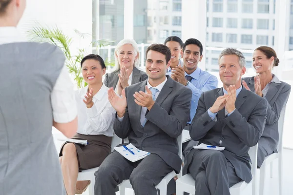 Business folk lyssnar under meting — Stockfoto