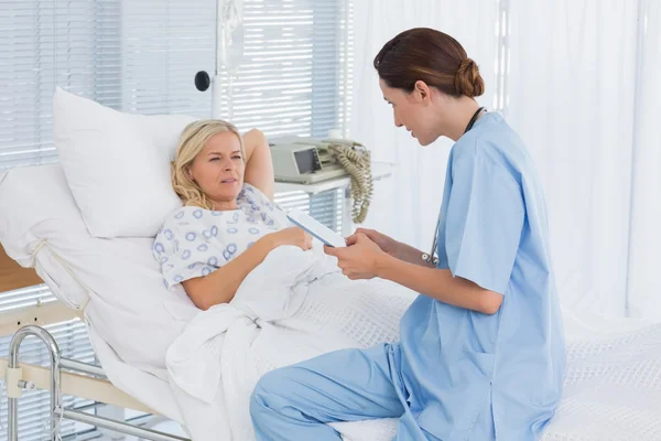 Médico cuidando do paciente — Fotografia de Stock